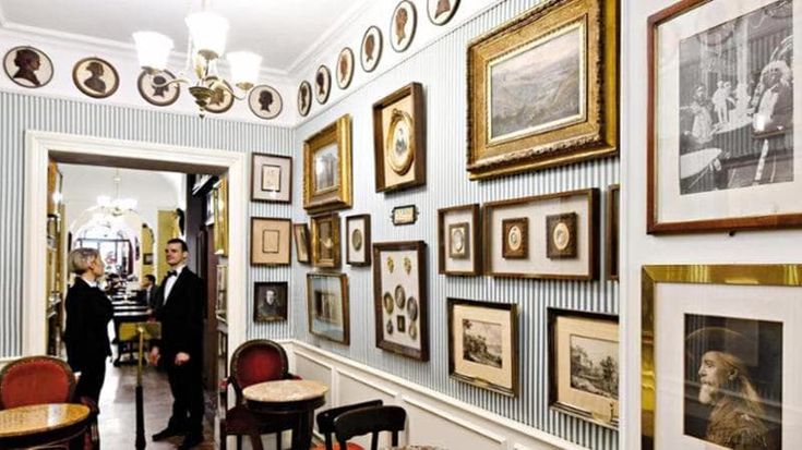 Caffè Greco, opere d’arte del valore di otto milioni in due depositi: a giudizio l’amministratore