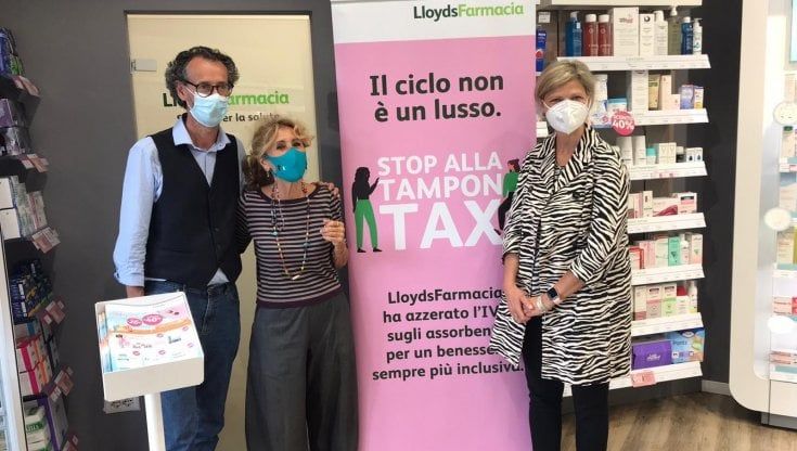 Le ex farmacie comunali di Milano eliminano la tampon tax: "Il ciclo non è un lusso"