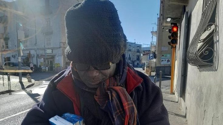 Napoli, quartiere mobilitato per Henry Bruno: il migrante ipovedente che ha perso la sua casa