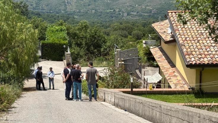 Spara a tre ladri in casa nel Salernitano, ne uccide uno e nasconde il corpo