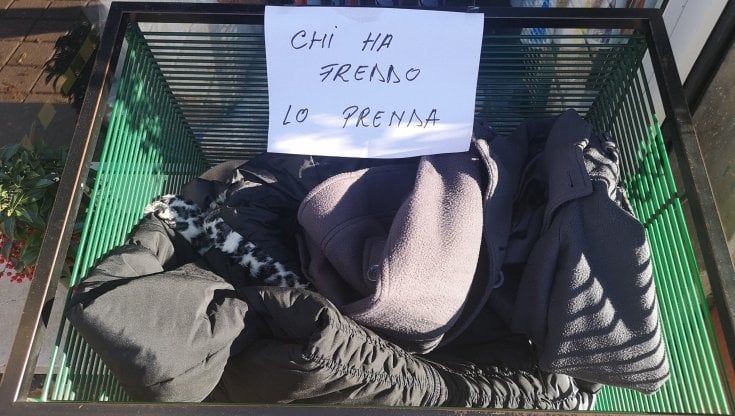 Giacche e giubbotti nel carrello in strada a Genova: "Chi ha freddo lo prenda"