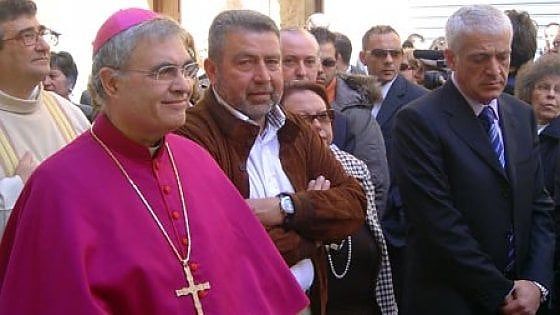 "Attico pagato coi soldi per i bimbi malati". Nuove accuse al vescovo degli scandali