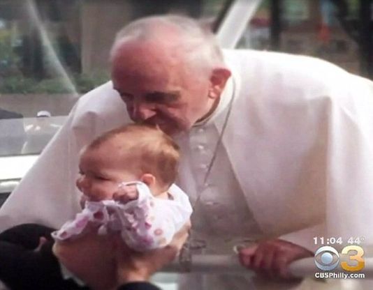 "Nostra figlia sta guarendo dopo un bacio del Papa": Usa, fa discutere il caso della piccola Gianna
