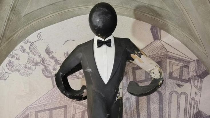 L'Uomo Comune di Clet “risorge” sul Ponte alle Grazie: l'invito alla città nel giorno di Pasqua
