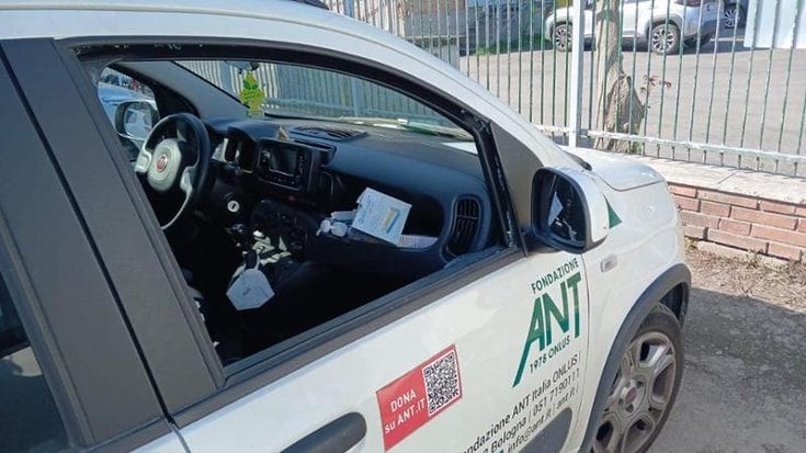 Due auto dell’Ant vandalizzate durante le visite: “Grave e triste”