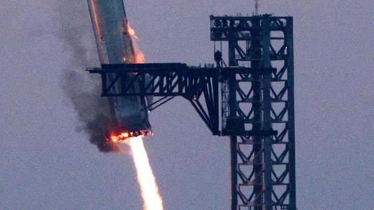 SpaceX, missione compiuta: il razzo Super Heavy riatterra nella base da cui era stato lanciato