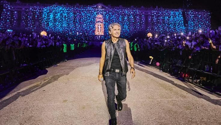 Il concerto di Ligabue alla Reggia di Caserta tra luci, Elvis e la denuncia del massacro di Gaza