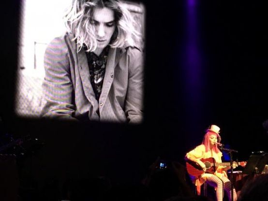 Madonna, clown triste: "confusa" sul palco canta per il figlio Rocco