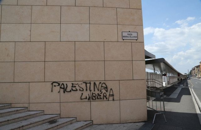 Bologna, 25 aprile: corteo imbratta monumento alla Shoah