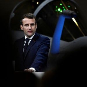 Parigi, Macron contestato a teatro dai militanti del movimento contro la riforma delle pensioni