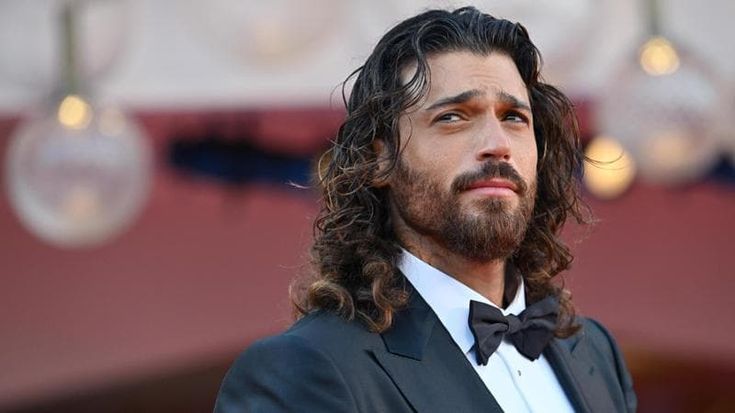 Can Yaman, chi è la star turca che ha conquistato l’Italia con “Sandokan”