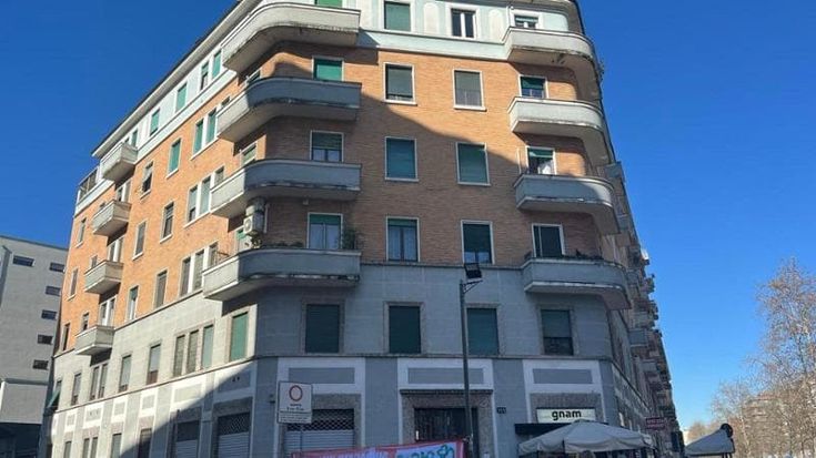 Rinviato a Milano lo sfratto di una famiglia con due bambini, uno è malato: “Morosità incolpevole”. Presidio del sindacato in attesa di una soluzione