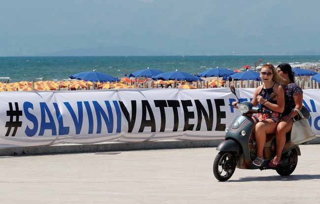 Mondragone, striscioni contro Salvini: "Non sei il benvenuto"