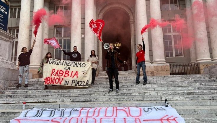 Gli studenti di Rabbia ligure in piazza contro il decreto anti-rave