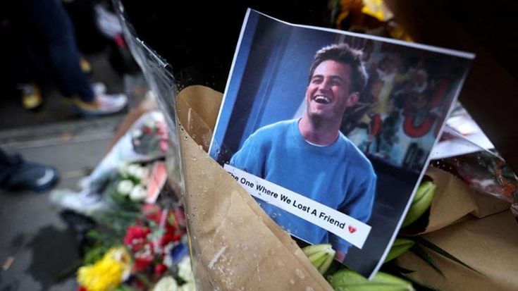 Matthew Perry ucciso da ketamina in dosi massicce: si indaga sulle prescrizioni. In campo anche l’agenzia federale Usa