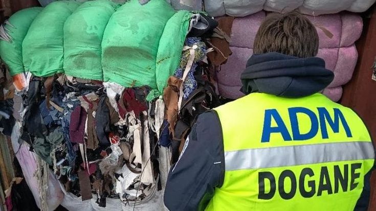 Livorno, nei container trovano nascoste 500 tonnellate di rifiuti destinate in Malesia: sequestrati