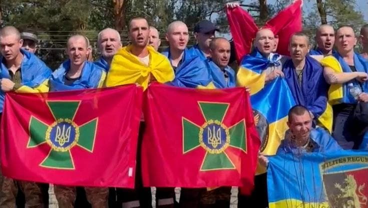 Ucraina, la gioia di 103 soldati liberati in un nuovo scambio di prigionieri con la Russia
