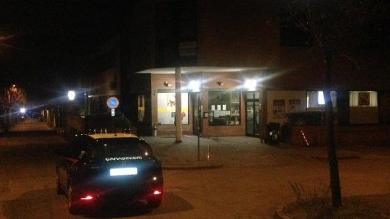 Bologna, ladri tentano per due volte di investire un carabiniere