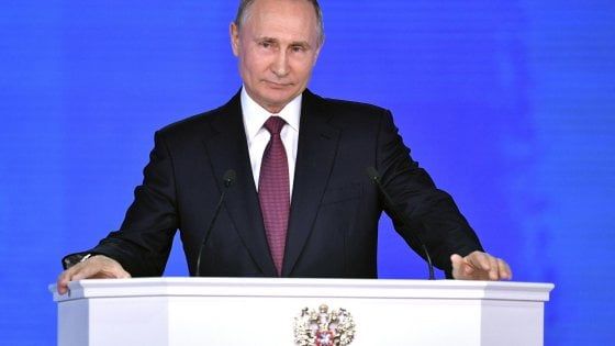 Putin mostra un nuovo missile e manda un messaggio agli Usa: "Ora ascoltateci"