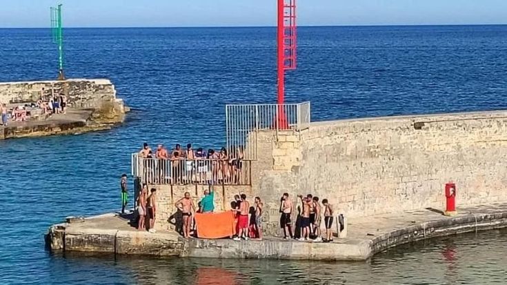 Sui muraglioni del porto di Tricase per tuffarsi, precipita sugli scogli: grave ragazzo di 14 anni