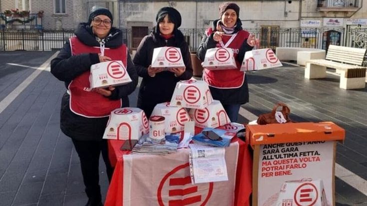 Natale: il “Panettone fatto bene” di Emergency e “Incarta il presente e regala il futuro” di Oxfam
