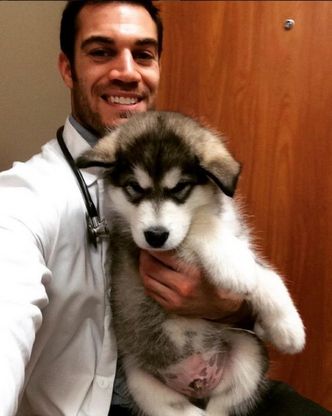 Lo zoo del dott. Antin: migliaia di follower per il bel veterinario