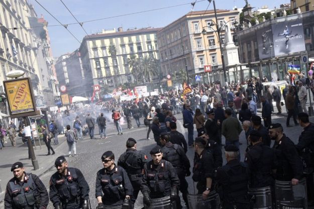 Sassaiola e fumogeni per Bagnoli: tensioni al corteo contro Renzi