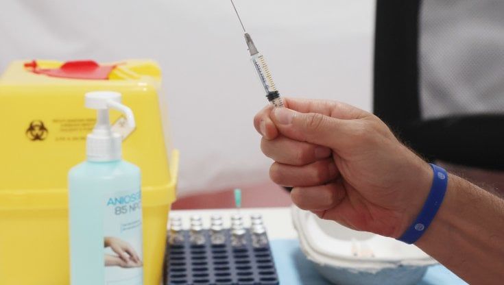 Covid, quasi diecimila nuvi casi. In salita anche i ricoveri