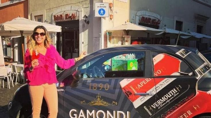 Al bar di Claudia Conte: il caffè è senza scontrino, sui social le foto con Arisa e Brignano