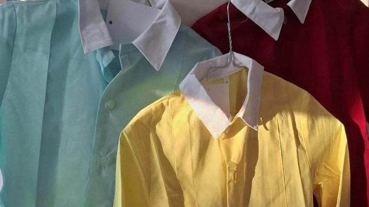 Grembiuli gialli, verdi e rossi per i bimbi a Torrita di Siena: “No agli stereotipi”. Ma è polemica