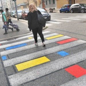 Erano un'opera di street-art, tornano bianche le strisce di via Luini a Torino