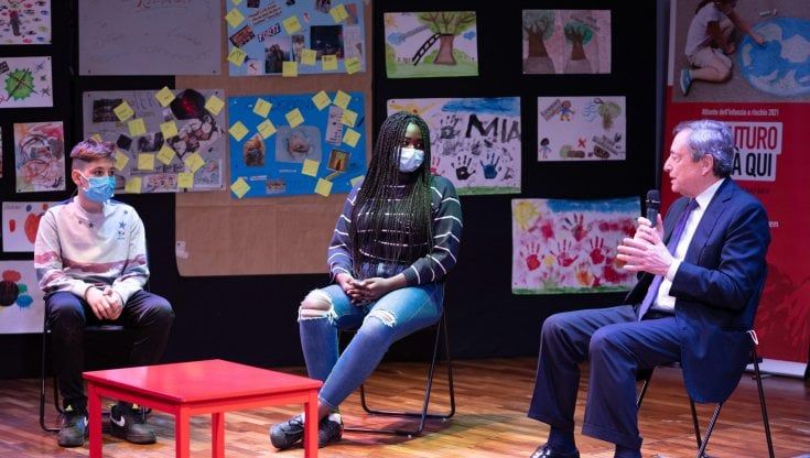 Draghi ai bambini: "Sto cercando la mia strada. Se oggi fai le cose al meglio, poi ti scelgono"