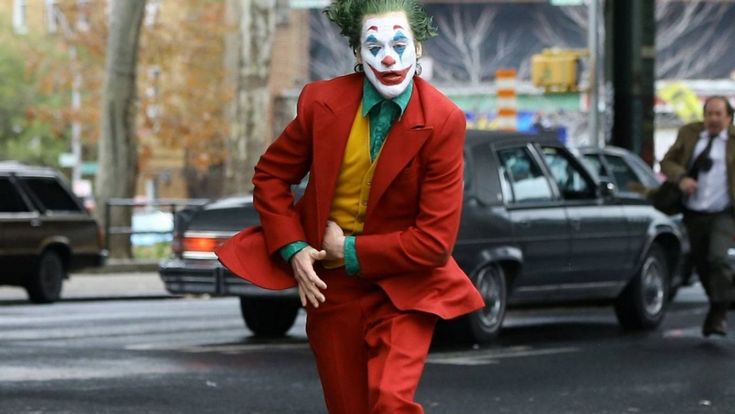 Joker, tutti contro il pazzo cattivo che diventa l'idolo delle folle