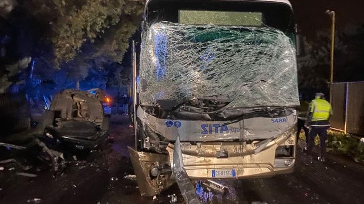 Bari, scontro con un bus di linea: muoiono due ragazzi di 18 e 15 anni. Diversi feriti, uno è grave