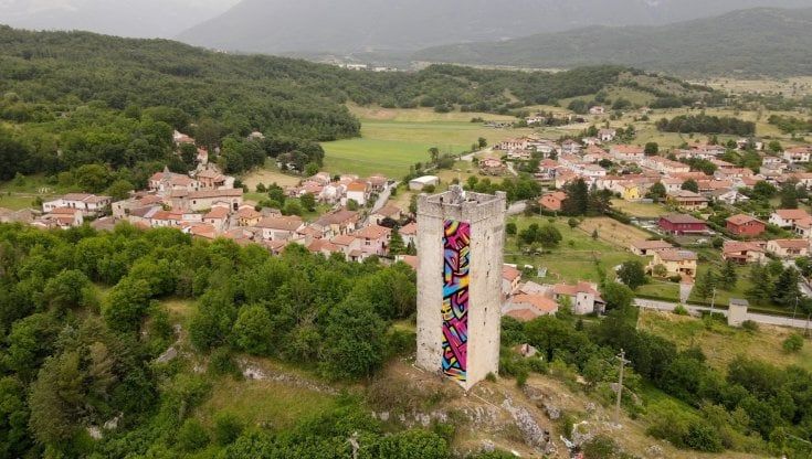 Street art a Borgorose, Birra del Borgo riqualifica una torre medievale con Truly Design Crew