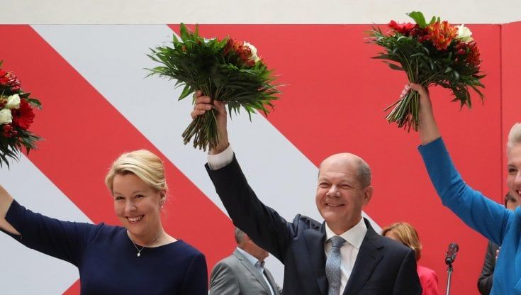 Germania, Scholz: "Gli elettori vogliono una coalizione Spd, Verdi e Liberali". Laschet: la Cdu ha bisogno di rinnovamento