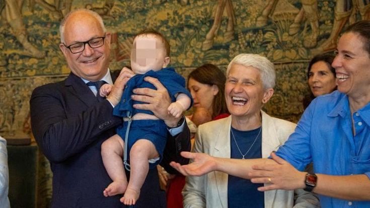 Bimbi con due mamme, Gualtieri apre ai diritti e firma sei atti di nascita