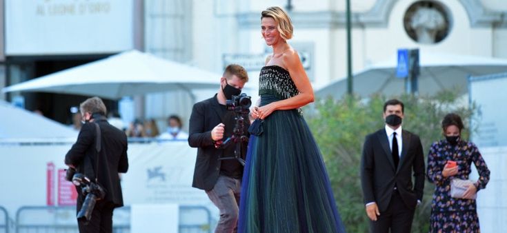 Venezia 77, si apre sulle note di Morricone. Foglietta: "Si torna a fare cultura". Swinton ricorda Boseman