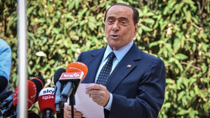 Berlusconi apre al dialogo col governo: “Sempre pronti a dare una mano”