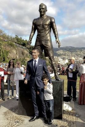 Cristano Ronaldo dopo il mondiale inaugura la sua statua