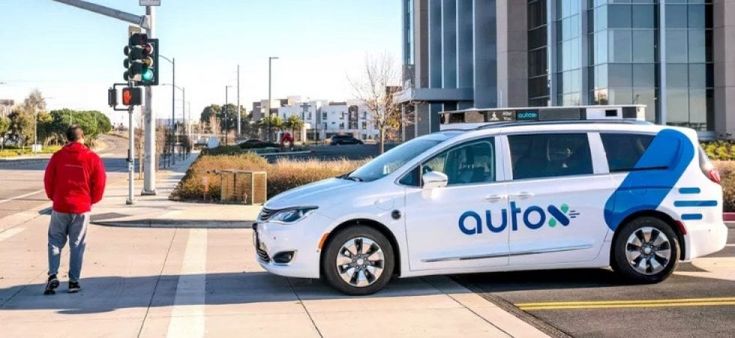 Il robot taxi che si guida da solo debutta in Cina