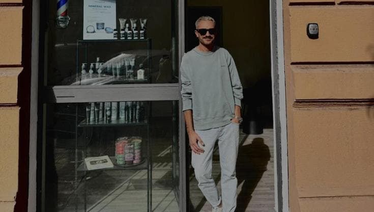 Cezary, il barbiere venuto dall’Est: “Adoro vivere alla Zisa, ma quanta burocrazia”