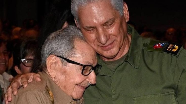 Cuba, Raúl Castro in pubblico per la prima volta dall'incriminazione: l’abbraccio con Díaz-Canel