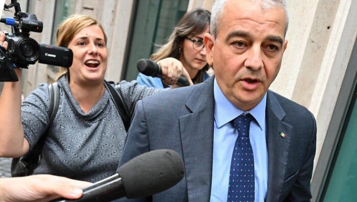 Fazzolari: "La sinistra finalmente unita per pagare l'aperitivo con il pos, ma non faremo barricate". E sul tetto al contante "no passi indietro"