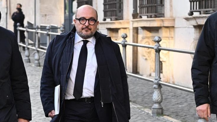Serie tv o film: non toccare crocifissi, presepi o simboli fascisti. Sangiuliano all’attacco della cancel culture per la salvaguardia della Nazione