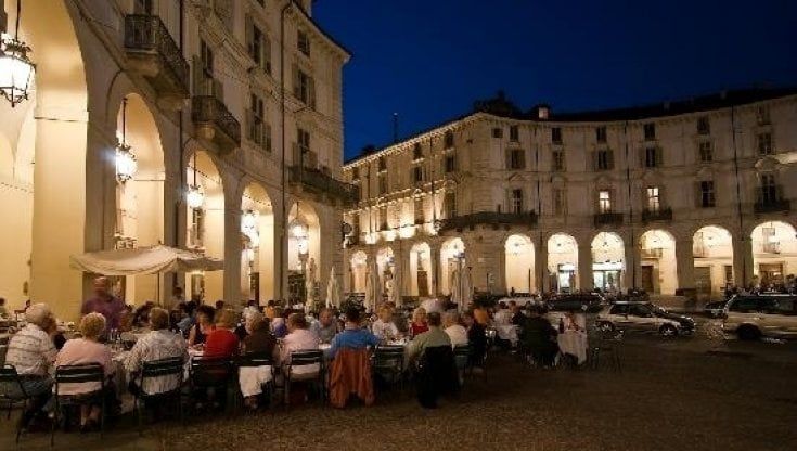 La città e i ristoranti chiusi a sera tarda
