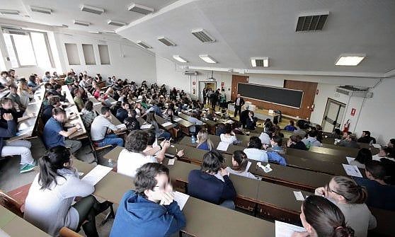 Università di Foggia, 200 euro euro di aumento al mese per i ricercatori: "Invertiamo la rotta"