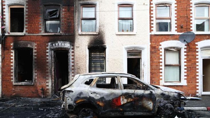 A Belfast notte di scontri, roghi e caccia allo straniero: “A fuoco abitazioni con dentro bambini”