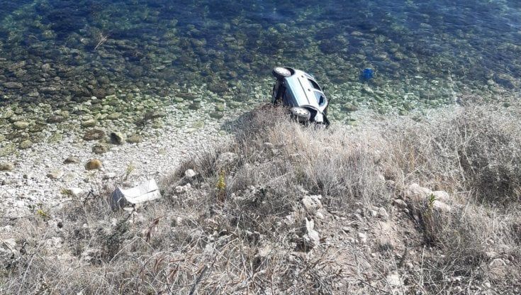 Manfredonia, 89enne sbaglia manovra e finisce in mare: ferito, salvato con l'elisoccorso