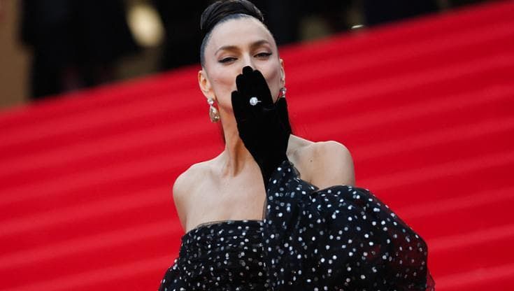 Il primo tappeto rosso al Festival di Cannes 2025: da Irina Shayk a Julia Garner, le pagelle